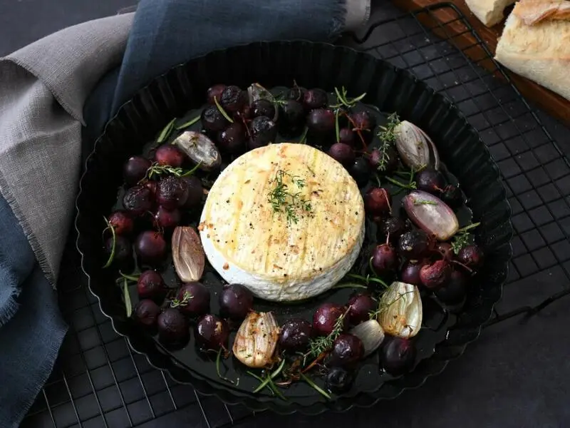 Gebackener Camembert mit Trauben