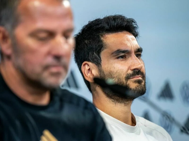 Hansi Flick und Ilkay Gündogan (r)