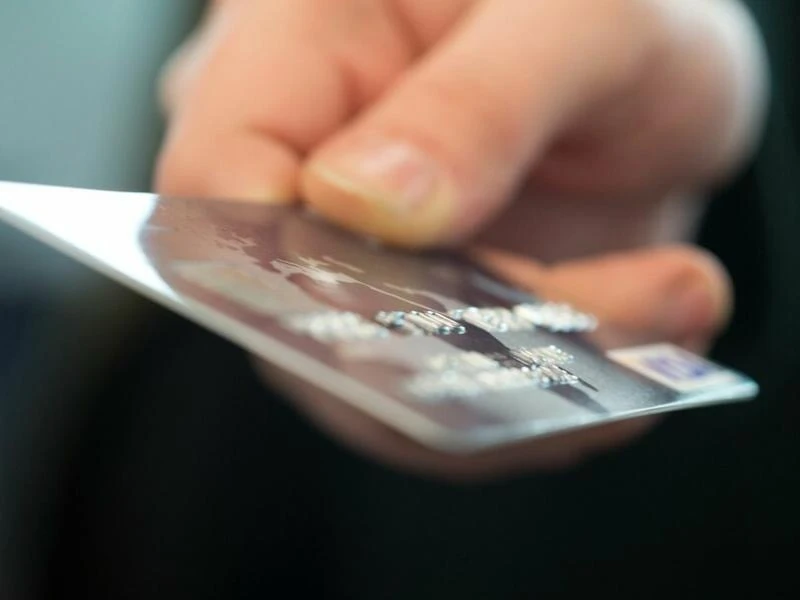 Eine Frau hält eine Bankkarte