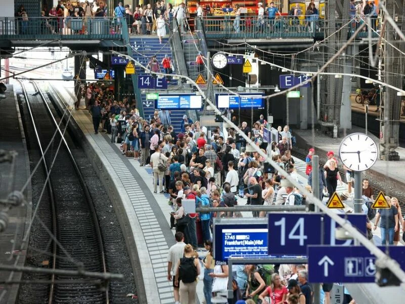 Zugverkehr bis Dienstag eingeschränkt