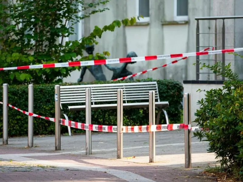 Lehrkraft auf Parkplatz niedergestochen