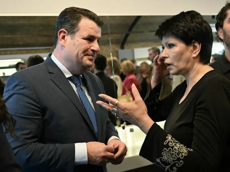 Arbeitsminister Heil besucht ukrainische Geflüchtete