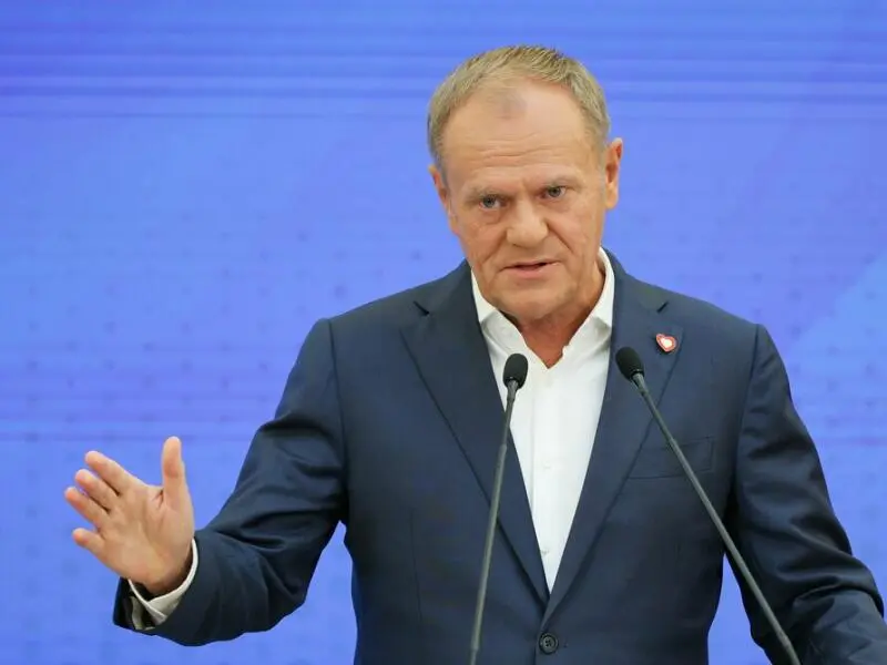 Donald Tusk gibt Pressekonferenz