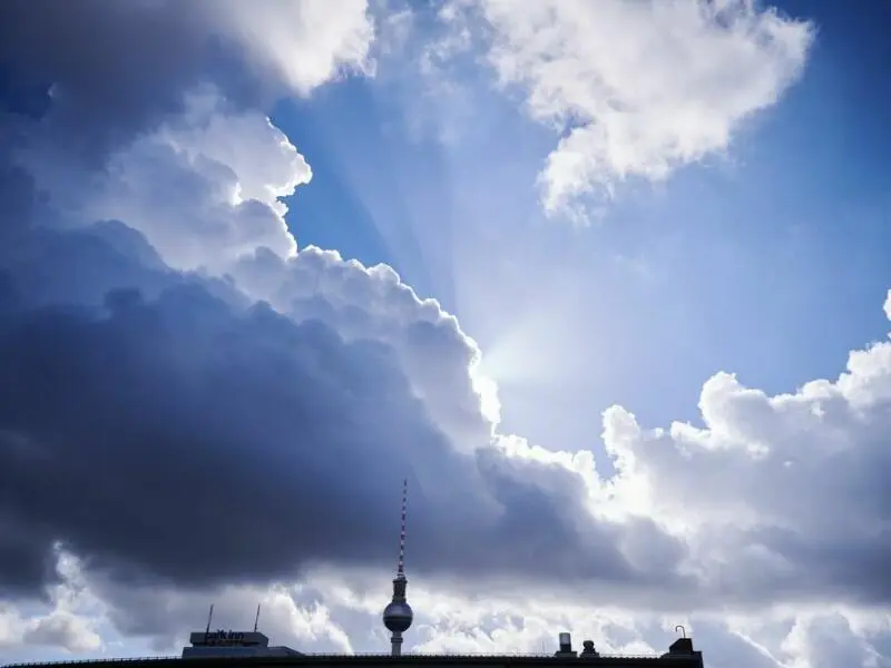 Symbolfoto Sonne und Wolken über Berlin