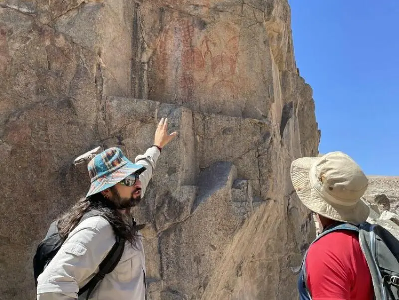 Guide Roberto Vergara zeigt Felszeichnungen der Inkas