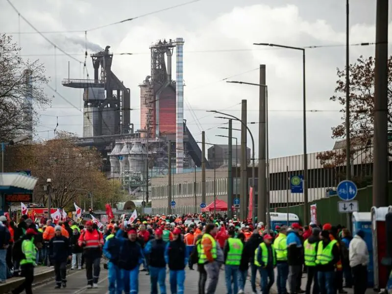 Gewerkschafter demonstrieren vor Stahlwerk in Duisburg