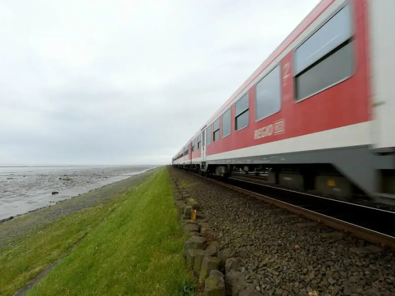 Ein Zug der DB Regio fährt über den Hindenburgdamm