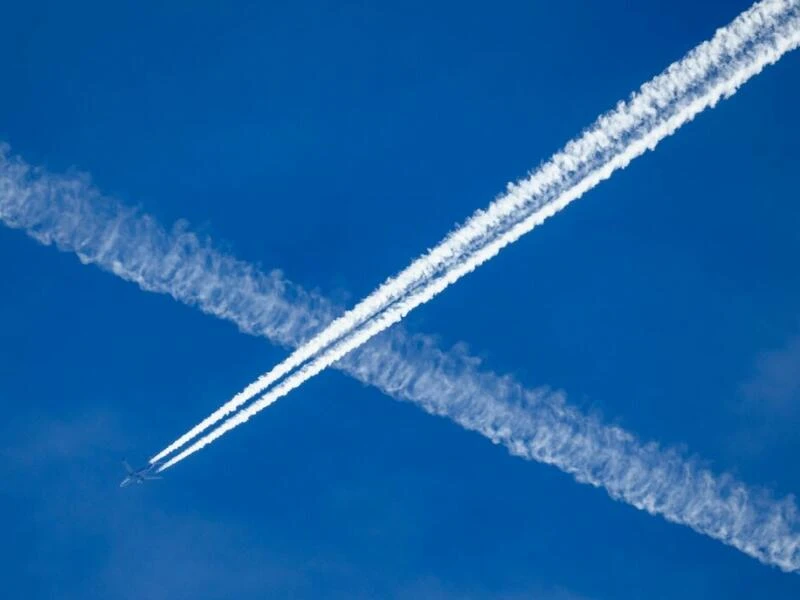 Flugzeug mit Kondensstreifen