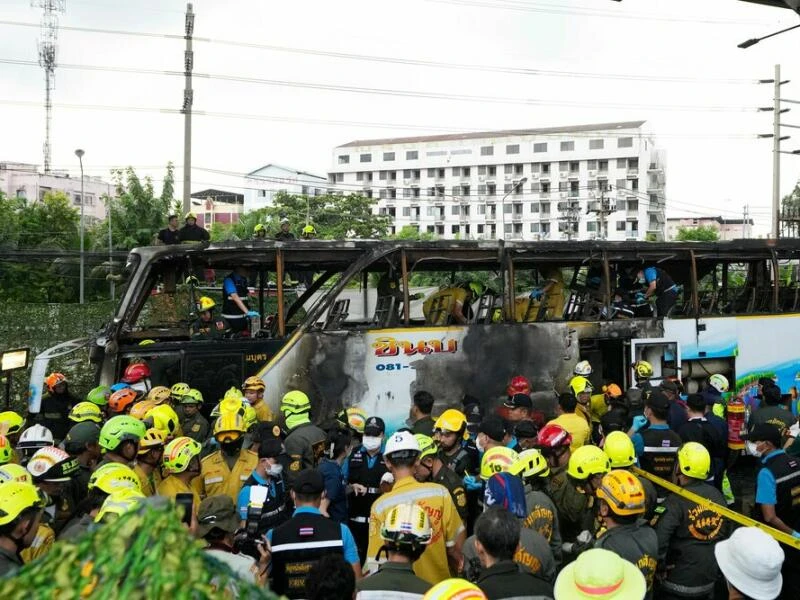 Thailand - Schulbus gerät in Brand