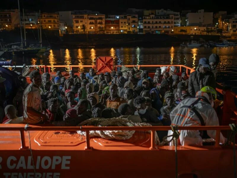 Mehr als 300 Migranten erreichen Hafen auf El Hierro