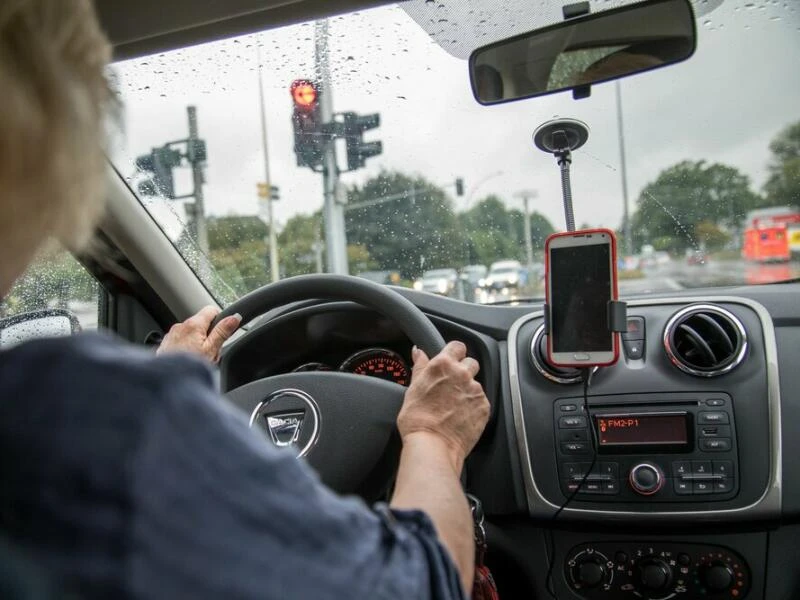 Eine Frau sitzt im Auto