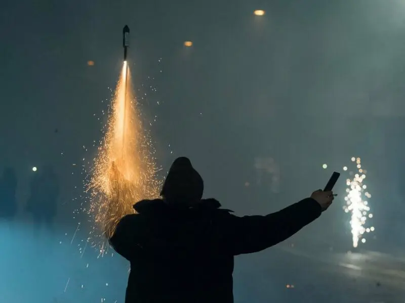 Person zündet Feuerwerk