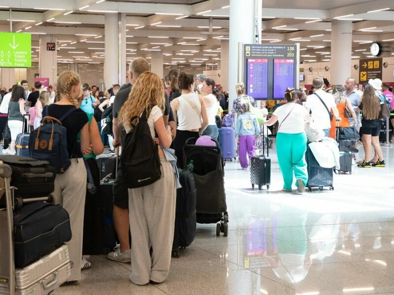 Passagiere warten auf dem Flughafen von Palma de Mallorca