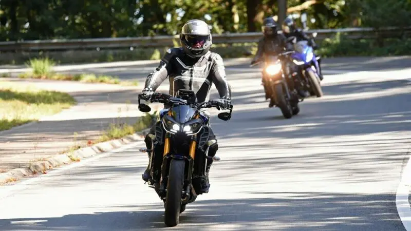 Motorradfahrer auf einer Landstrasse