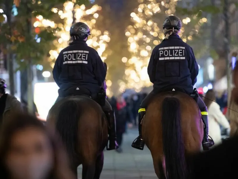 Polizistinnen und Polizeipferde in Stuttgart