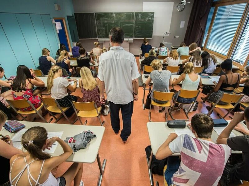 Schülerinnen und Schüler im Unterricht