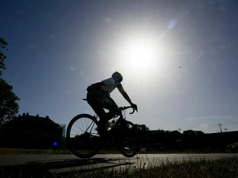 Rennradfahrer fährt auf einer Straße.