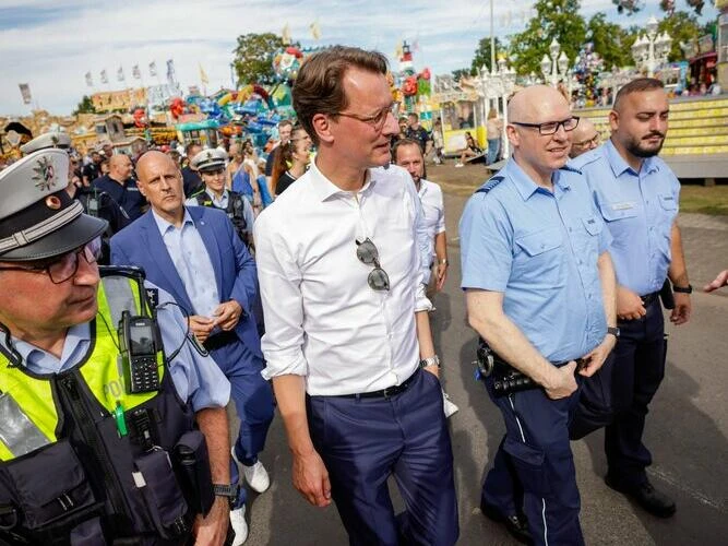 Wüst besucht Einsatzkräfte auf Pützchens Markt