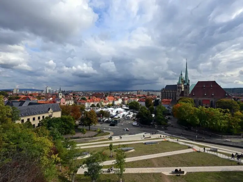 Viele Wolken ziehen über Erfurt