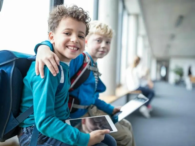 Zwei lachende Schulkinder