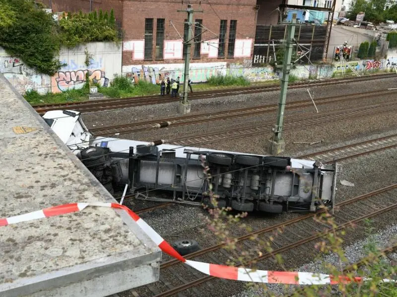 Lastwagen stürzt von Brücke auf Bahngleise