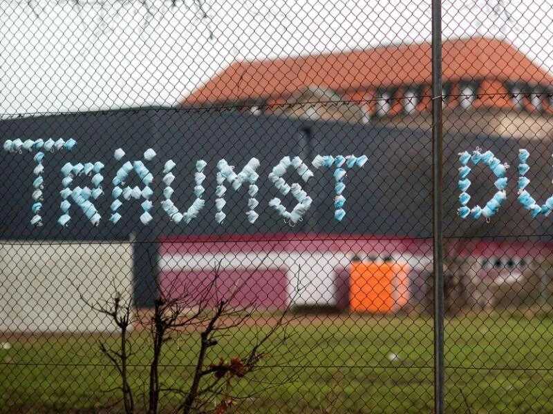 Der Schriftzug „Träumst Du?“ an einem Zaun.