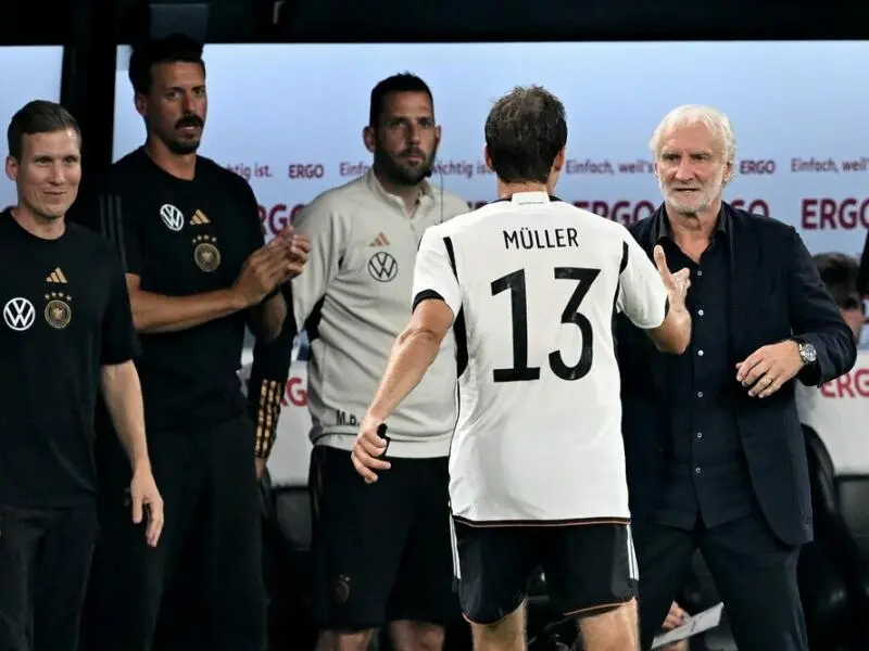 Rudi Völler (r.)