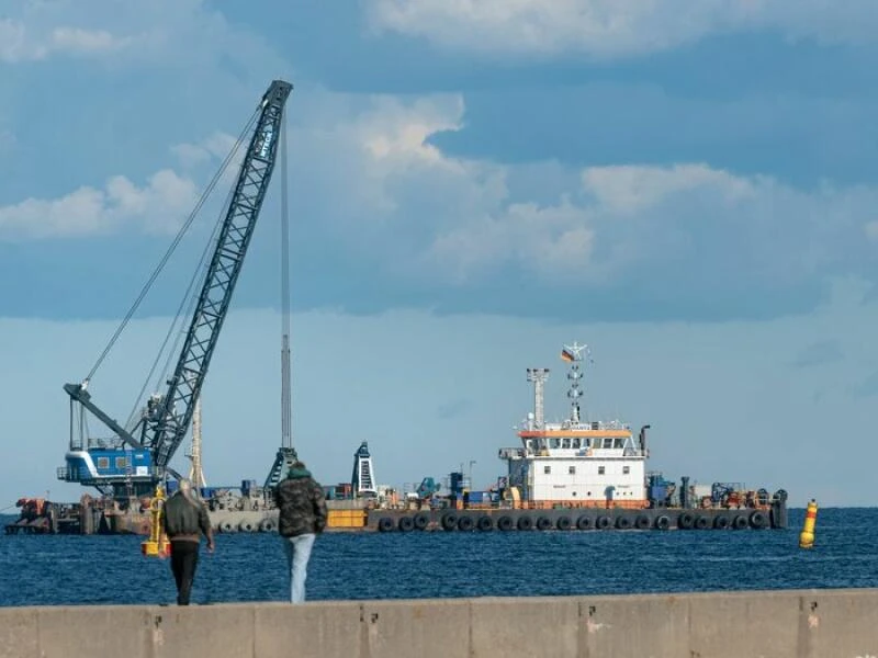 Bagger auf anderem Ponton