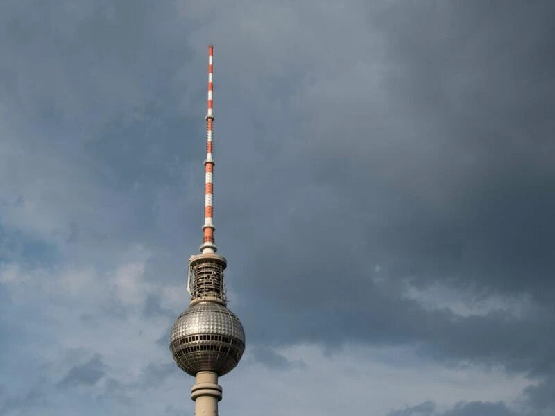 Dunkle Wolken über dem Fernsehturm