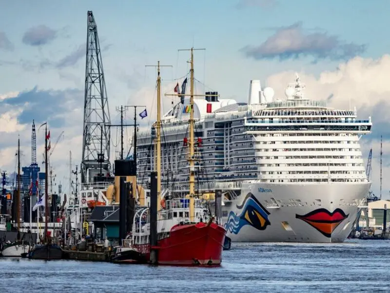 Kreuzfahrtschiff in Hamburg