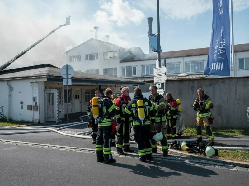 Großbrand in Wunsiedel - Polizei warnt vor giftigem Rauch