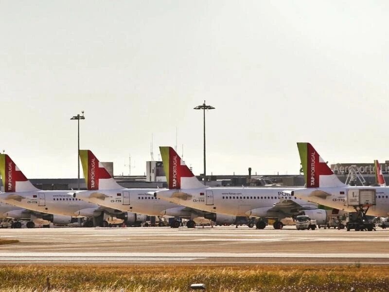 Flugzeuge am Flughafen Lissabon