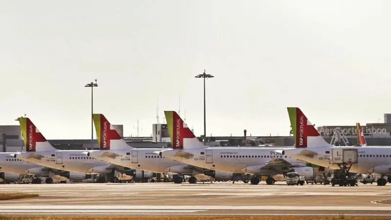 Flugzeuge am Flughafen Lissabon