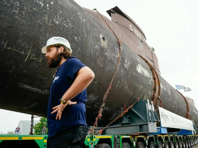 Auf 30 Achsen über Land: das ehemalige Marine-U-Boot U17