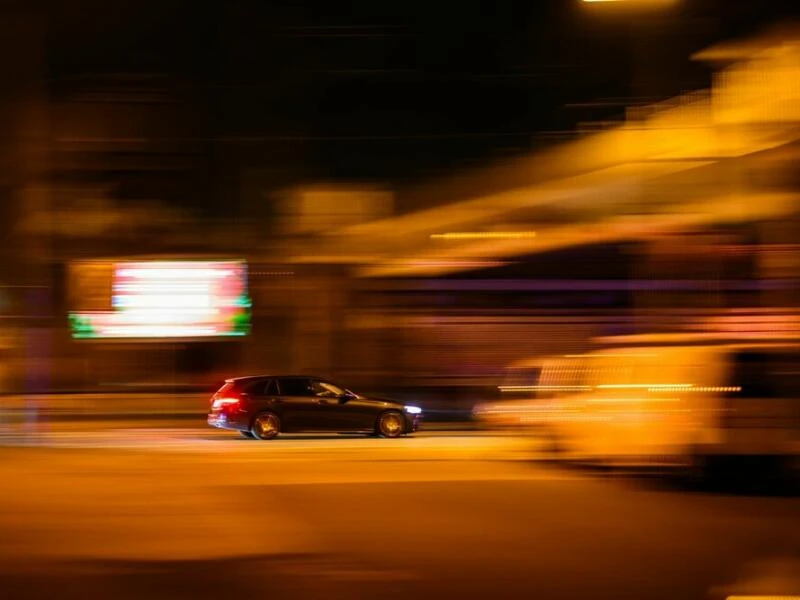 Ein Auto fährt am Abend auf der Leipziger Straße in Dresden