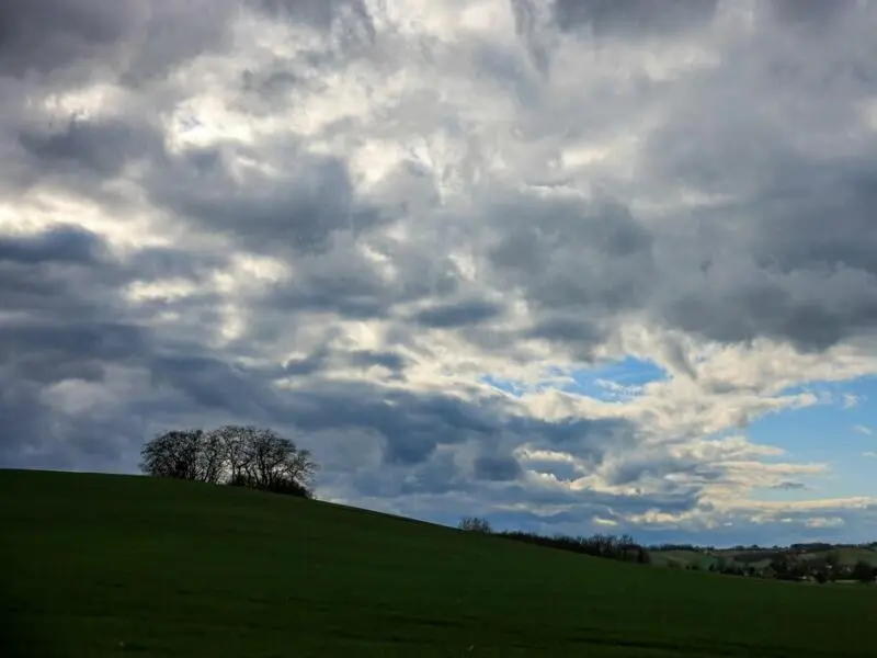 Wolken ziehen über eine Landschaft