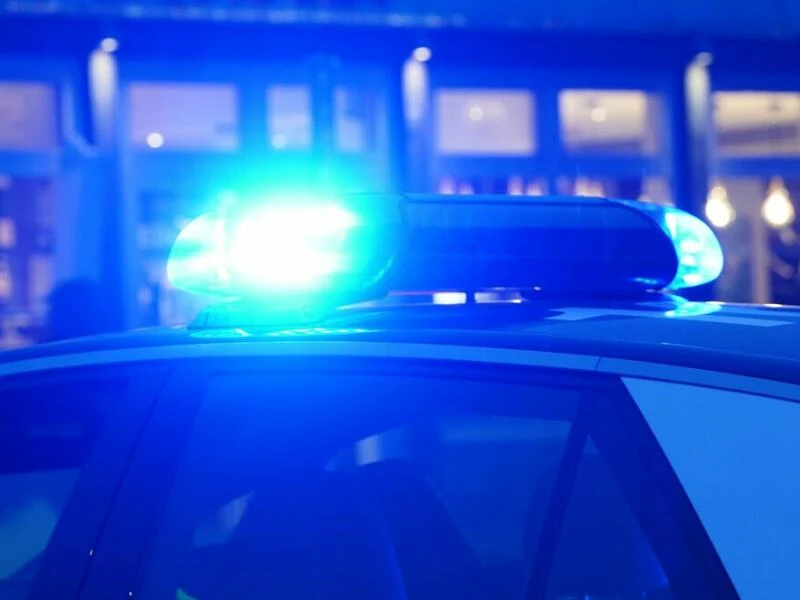 Ein Streifenwagen der Polizei mit eingeschaltetem Blaulicht