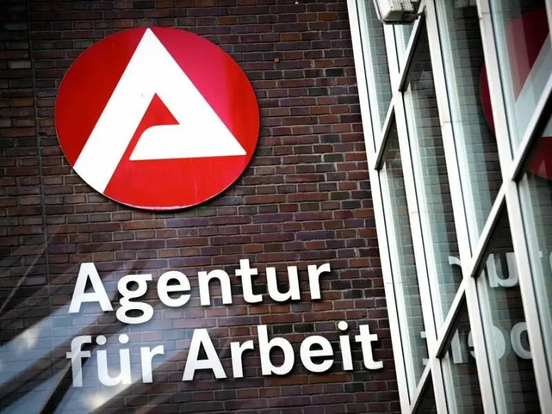 Schriftzug «Agentur für Arbeit» auf einer Fassade