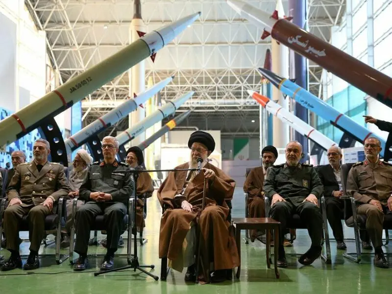 Irans Religionsführer besucht Drohnen- und Raketenausstellung