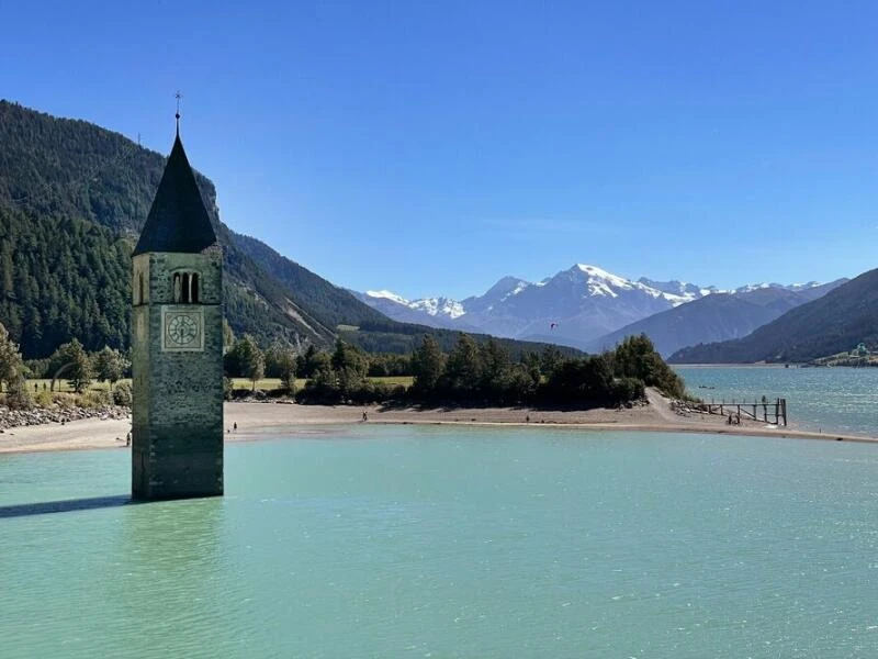 Turm der versunkenen Kirche von Altgraun am Reschensee