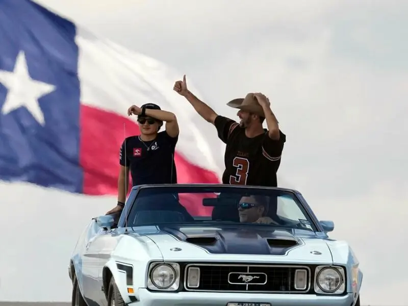 Yuki Tsunoda (l) und Daniel Ricciardo