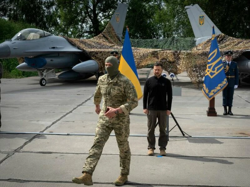 Ukraine-Krieg - Selenskyj stellt erste F-16 der Ukraine vor