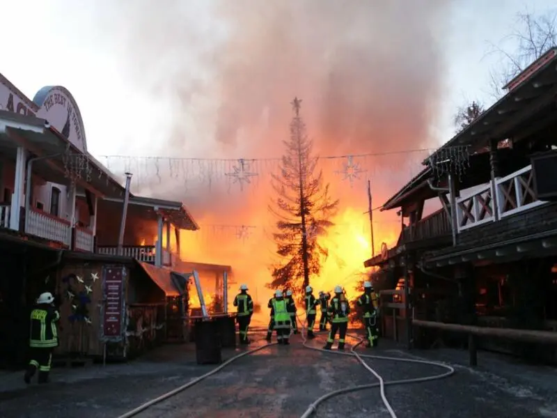 Feuer in der Westernstadt Pullman City in Bayern