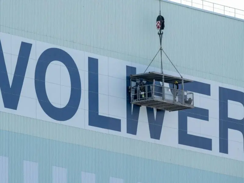 Stralsund erneuert Schriftzug an Schiffbauhalle