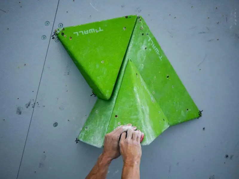 Ein Mann beim Bouldern