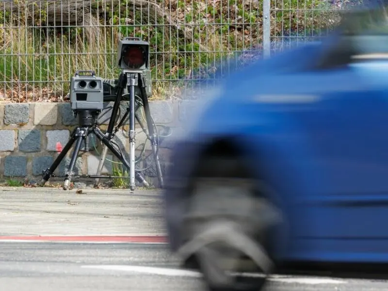 Ein System zur Geschwindigkeitsmessung steht am Straßenrand