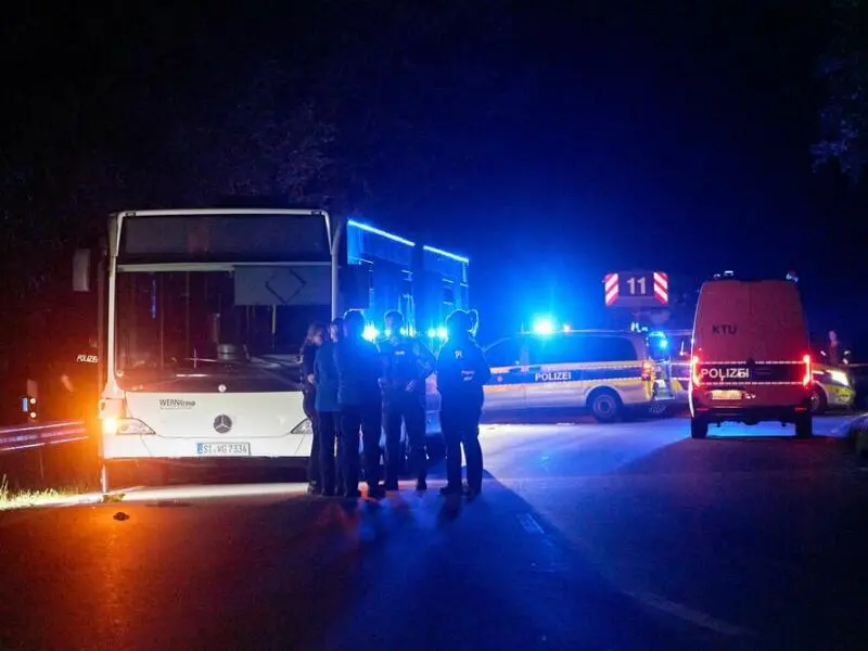 Frau sticht auf Busfahrgäste ein