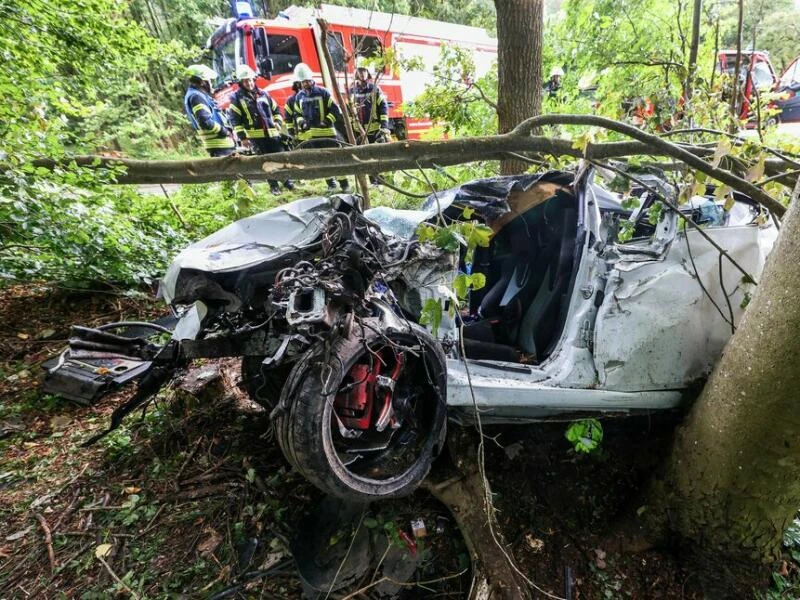 Auto prallt gegen Baum