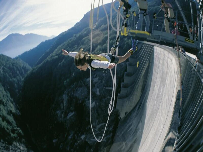 Sprung von der Verzasca-Staumauer im Tessin