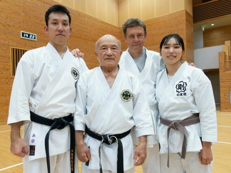Gruppenfoto mit Karate-Meistern